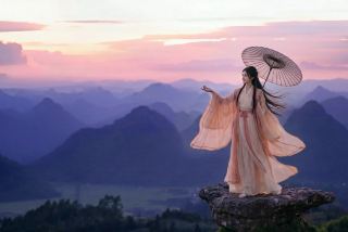 การอาศัยอยู่ในบ้านแบบตงลู่ (Tonglu) ซึ่งปรากฏในภาพวาด "แม่น้ำและภูเขาพันไมล์"