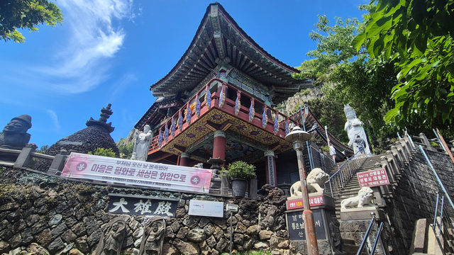 A Temple with Stunning Sea Views A Temple with Stunning Sea Views
