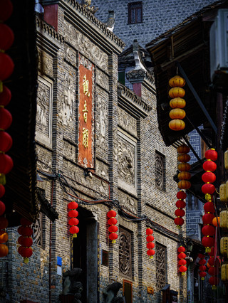 🌠Furong is a city in China where a waterfall runs through the old town.