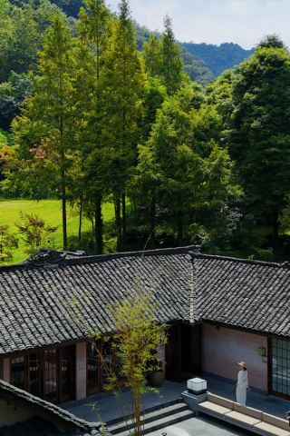 렐레 & 샤토의 페어리 밸리에서 25°C의 따뜻한 기온 속에서 치유의 여름을 경험해 보세요.
