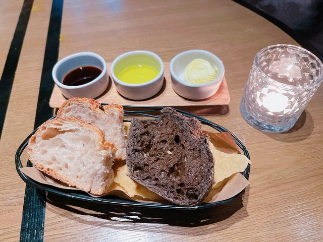 餐廳由米芝蓮星級Chef Enrico Bartolini 開設，食物充滿意大利風情而且又夠正宗，質素有保証~加上意大利藉店員服務超殷勤又夠禮貌，我同朋友仔都食得好盡興，值得一試～