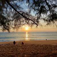 ชมพระอาทิตย์ตกที่หาดไม้ขาว
