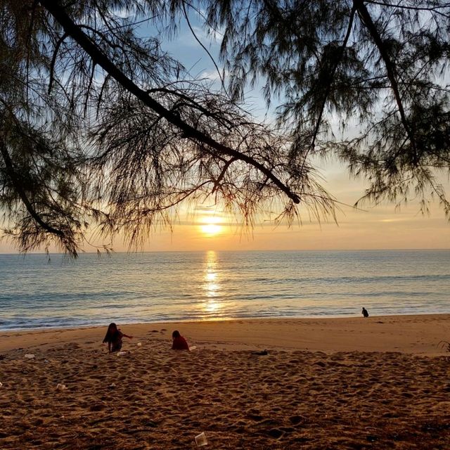 ชมพระอาทิตย์ตกที่หาดไม้ขาว