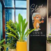 นั่งชิลกินของหวานและเครื่องดื่มที่ Sloths Cafe’🥤