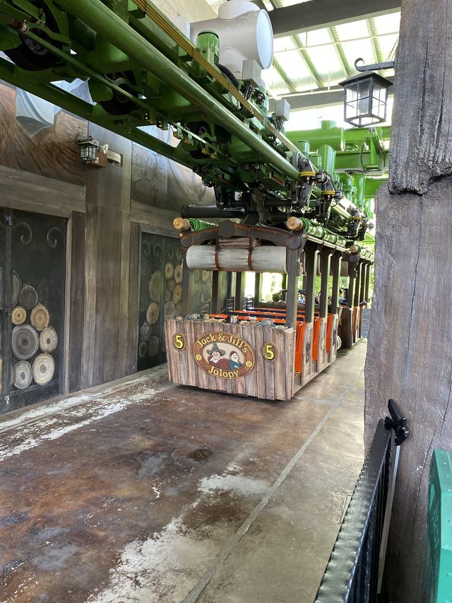 🇸🇬新加坡全世界最小的環球影城🐾懸掛式雲霄飛車🎢真刺激！