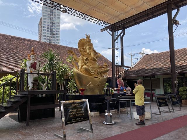 ศาลพระพิฆเนศ พิพิธภัณฑ์รวมเทพของสายมู