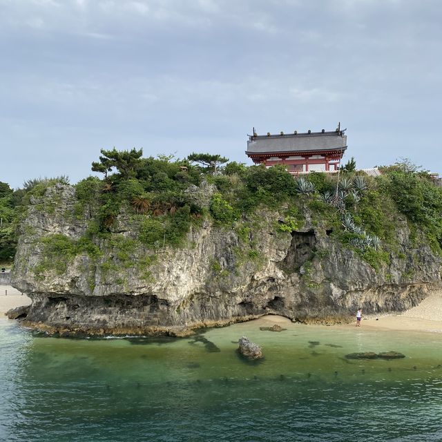 沖繩之靈：波上宮的神秘旅程🌺