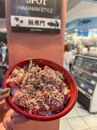 ️ 【ハワイ】コスパ最強なポケ丼はここ！いつも超行列の人気店マグロスポットに行ってきた！