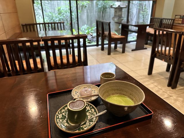 名古屋・伏見。街中で見つけた和菓子屋さん。『むらさきや』で生菓子を楽しむ。