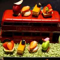 หลบฝนไปนั่งจิบชาฟิลผู้ดีอังกฤษที่ Rendezvous Lounge จ้า