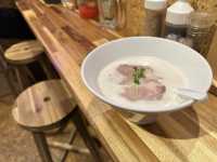 福岡・千早。真っ白な豚骨エスプーマらぁ麺て何？？『へらへらぁ麺 麺酒場千早店』