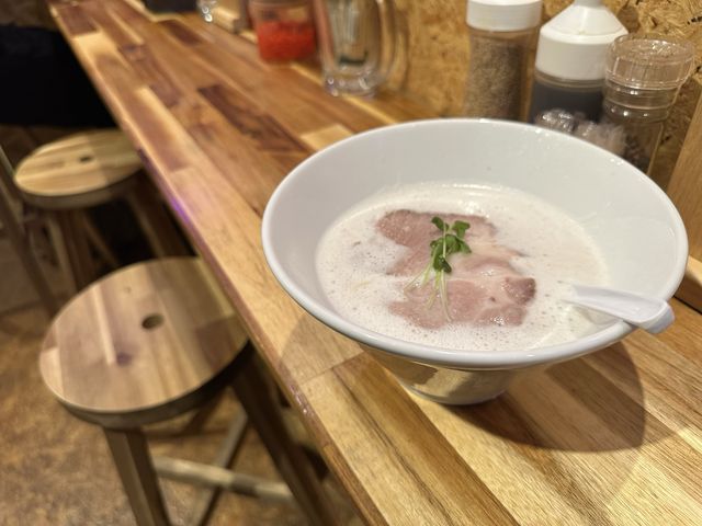 福岡・千早。真っ白な豚骨エスプーマらぁ麺て何？？『へらへらぁ麺 麺酒場千早店』