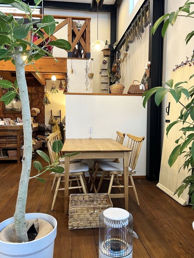 【福岡カフェ】工場をリノベーションしたとは思えない！アンティークカフェ❁⃘*.ﾟ