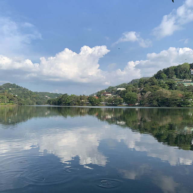 🇱🇰 Serene Landscape Kandy Lake 
