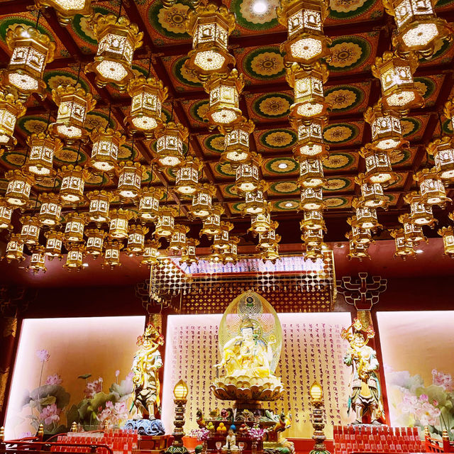 【シンガポール🇸🇬/壁一面に仏像が並ぶ煌びやかな”仏牙寺龍華院博物館”】