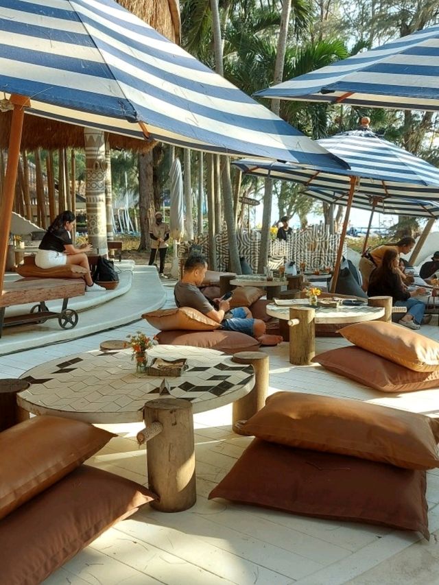 คาเฟ่ริมหาด CAVE BEACH CLUB