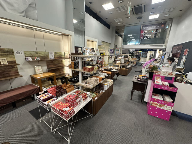 長崎・佐世保。四ヶ町商店街内にある長崎県内の銘品を取り揃える『でばた』