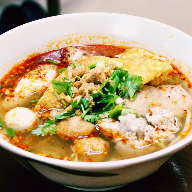 泰國曼谷 不經意的美味船麵 Zaew Noodle แซว ก๋วยเตี๋ยวลูกชิ้นปลา