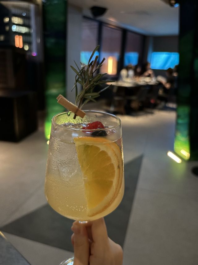 中環地址位置好方便嘅高質酒吧餐廳，食物水準有驚喜