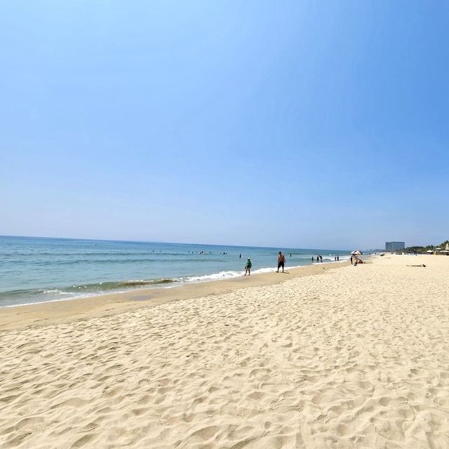 美溪沙灘-水清沙幼，海水湛藍，被譽為「東方夏威夷」
