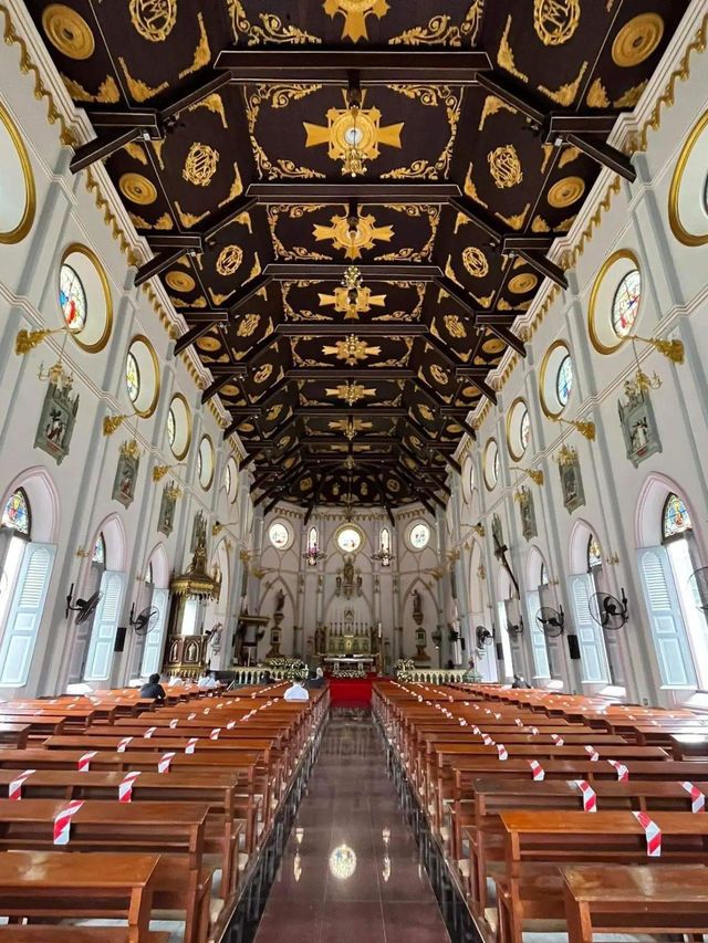 📍“อาสนวิหารแม่พระบังเกิด”โบสถ์สวยริมแม่น้ำแม่กลอง