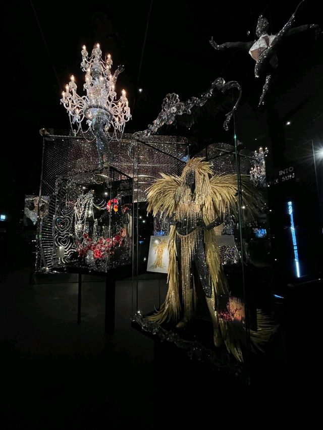 「奧地利施華洛世奇水晶世界」：藝術、自然、光芒