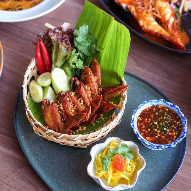 พาไปกินห้องอาหารวิวอ่าวฉลอง "Embrace" 🍲