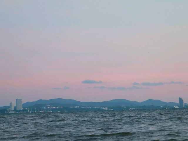 ชมพระอาทิตย์ตกที่หาดจอมเทียน