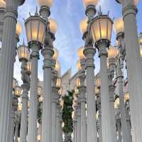 洛杉磯日落觀賞點：LACMA 的 Levitated Mass