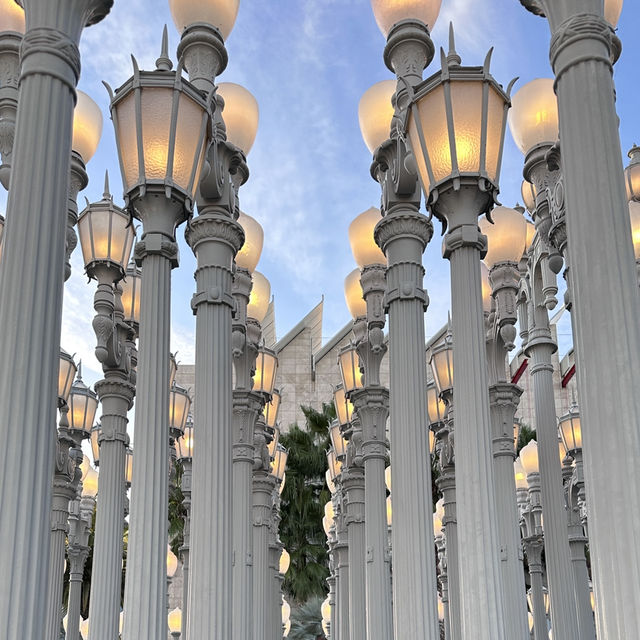 洛杉磯日落觀賞點：LACMA 的 Levitated Mass