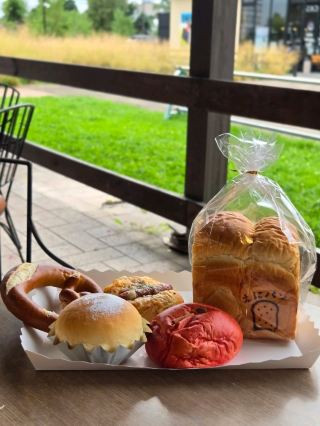 ร้านขนมปังยอดนิยมที่สถานีริมทางในเมืองเอนิวะ