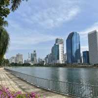 อีกหนึ่งสวนกลางเมืองฮีลใจ “สวนเบญจกิติ” 🏞️🏙️🌷