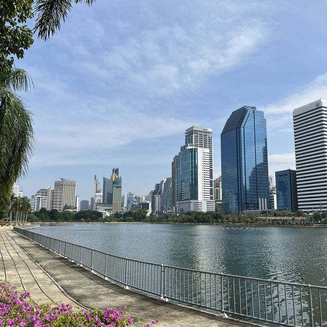 อีกหนึ่งสวนกลางเมืองฮีลใจ “สวนเบญจกิติ” 🏞️🏙️🌷