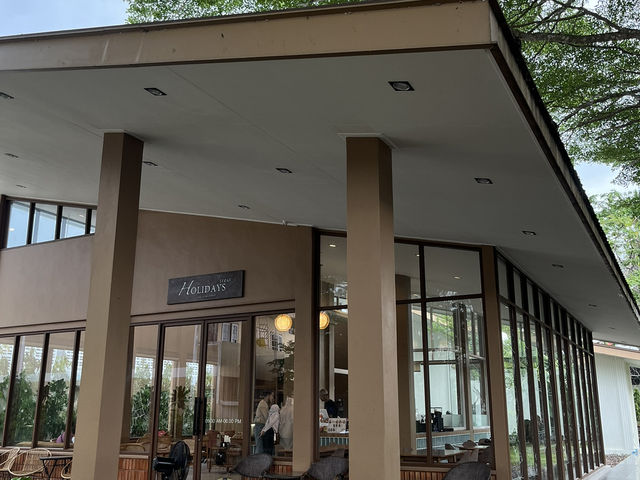 Holidays Treat cafe 