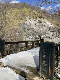 【栃木那須 冬旅】硫黄の匂い立ち込む荒涼とした風景に無数の拝むお地蔵さん