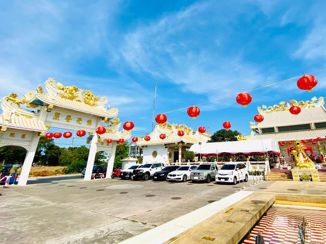 ตรุษจีนกราบขอพรเจ้าแม่กวนอิม เสริมมงคลชีวิต