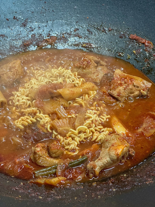 뜨끈한 솥뚜껑 닭볶음탕 맛집