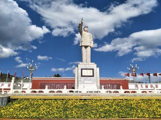 Echoes of History at Mao Zedong Statue