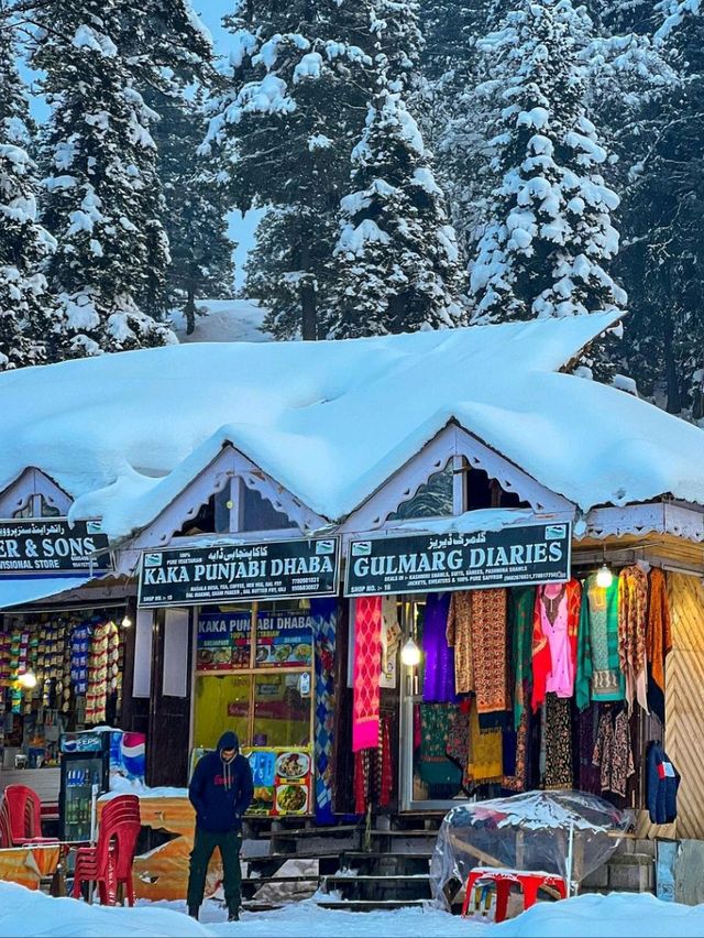 ❄️ Skiing Paradise in Gulmarg – A Winter Wonderland! ⛷️🏔️