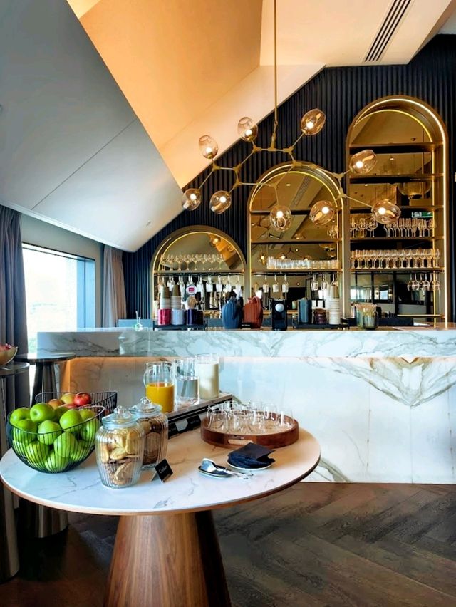 The InterContinental Sydney, a nice hotel with excellent service and breathtaking views.