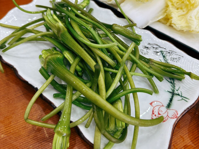 🌊瀘沽湖美食天花板！坐擁湖景吃蒸汽石鍋魚的極致享受🐟