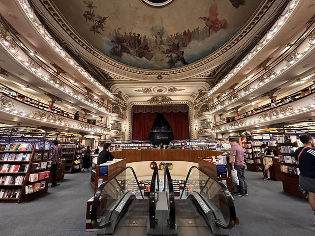 【El Ateneo Grand Splendid】“劇場が本屋になった”空間美に酔いしれる。