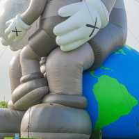 เมื่อ KAWS  มาพักร้อนที่สนามหลวง ✨☀️