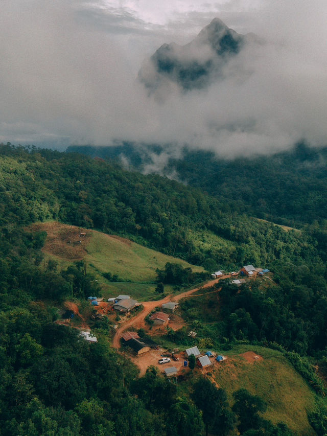 บ้านนาเลาใหม่ฤดูฝน หมู่บ้านแห่งขุนเขาและสายหมอก 🌧️
