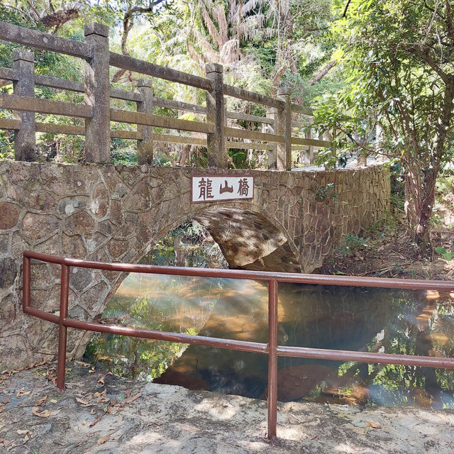 流水響水塘：天空之鏡的自然秘境 🏞️