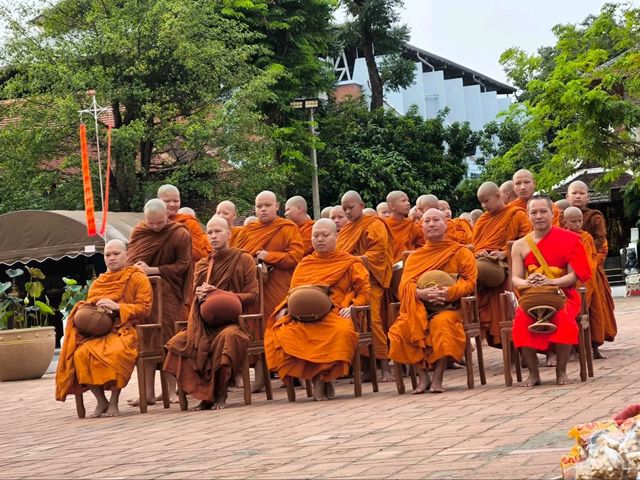 ตักบาตรโชติกา วัดเจดีย์หลวง