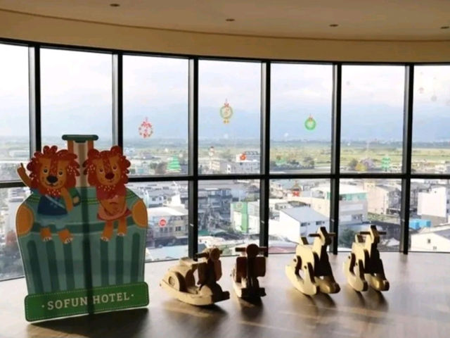 位於宜蘭五結鄉，交通便利，不僅開車好抵達，還擁有超吸睛的高樓層無邊際泳池與多項親子友善設施
