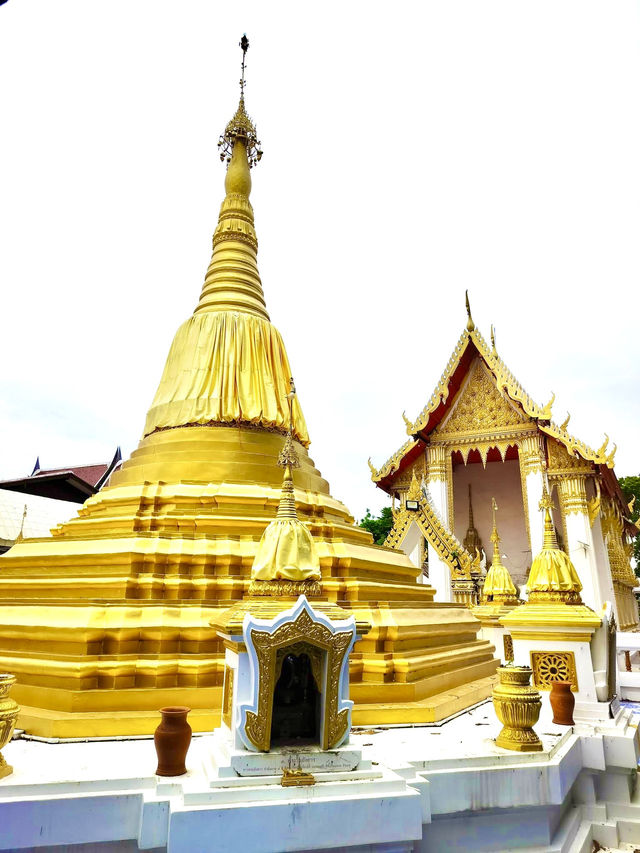 バンコクから1時間、小さな船旅で出会う静寂の寺「ワット・パーイロム」。