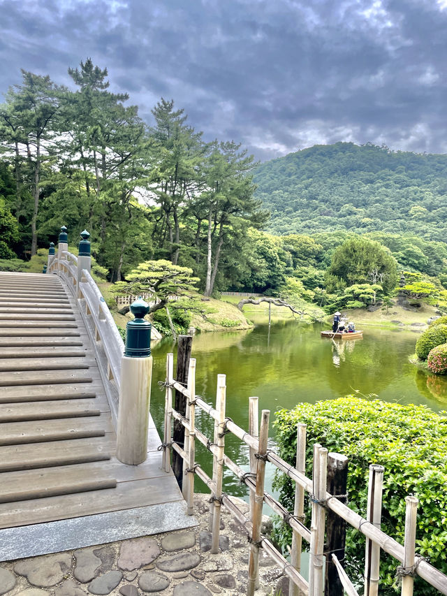 리쓰린공원에서 가장 우아한 체험 중 하나는 바로 南湖周遊和船 (와센 보트) 타기