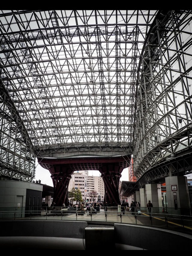 旅の始まりにふさわしい門✨金沢駅鼓門で感動の一枚を📸